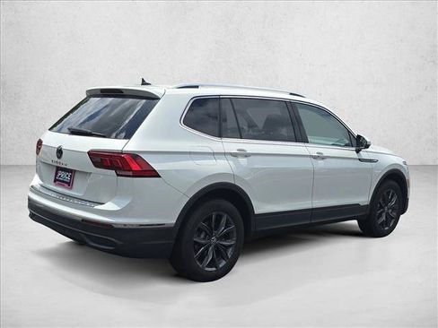 Used 2023 Volkswagen Tiguan SE w/ Panoramic Sunroof Package FWD image 5