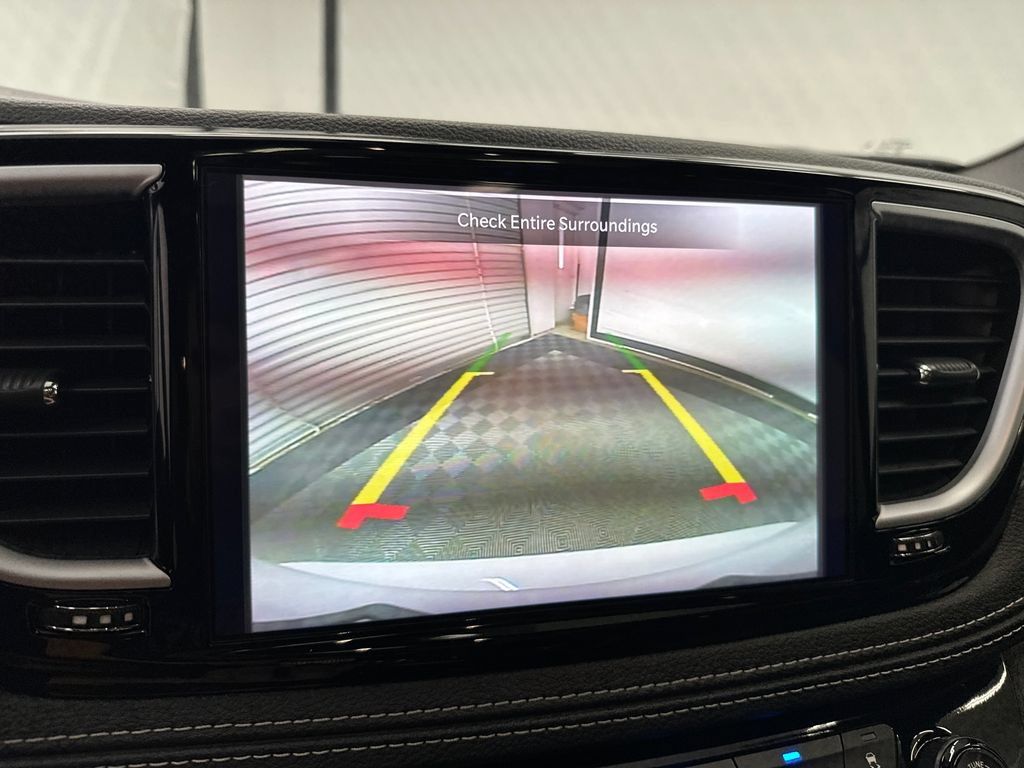 Used 2025 Chrysler Pacifica Limited FWD image 33
