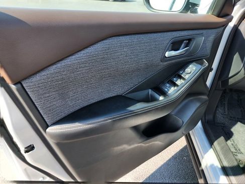 Used 2023 Nissan Rogue SV image 34