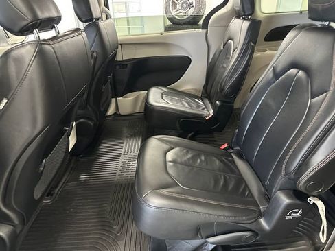 Used 2017 Chrysler Pacifica Touring-L image 28