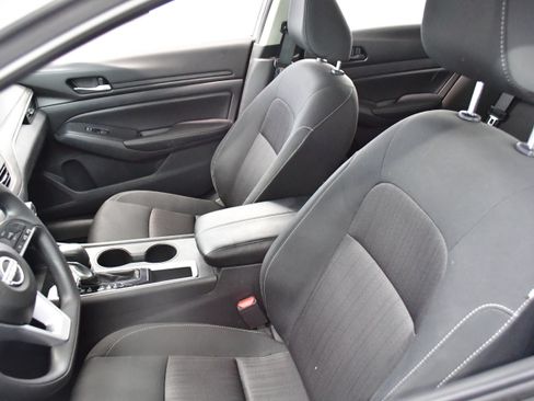 Used 2025 Nissan Altima 2.5 SV FWD image 9