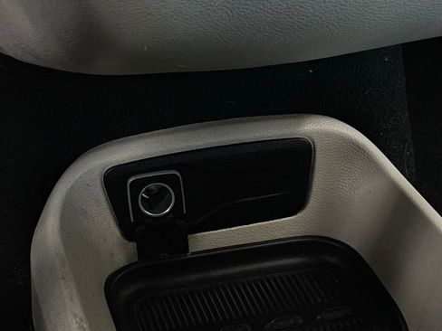 Used 2022 Chrysler Voyager LX image 29