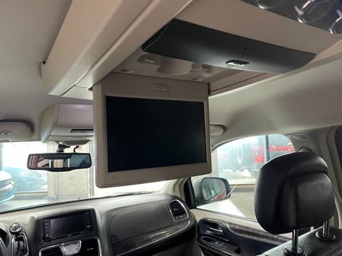 Used 2015 Chrysler Town & Country Touring-L w/ Driver Convenience Group image 23