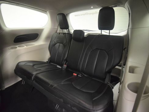 Used 2023 Chrysler Pacifica Touring-L FWD image 16
