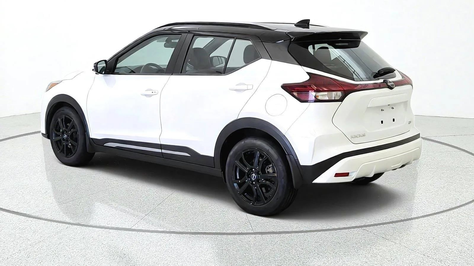 Used 2024 Nissan Kicks SR w/ SR Premium Package FWD image 6