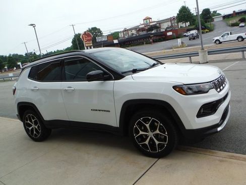 Used 2024 Jeep Compass Limited AWD/4WD image 10