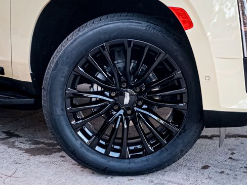 Used 2024 Cadillac Escalade Premium Luxury image 13