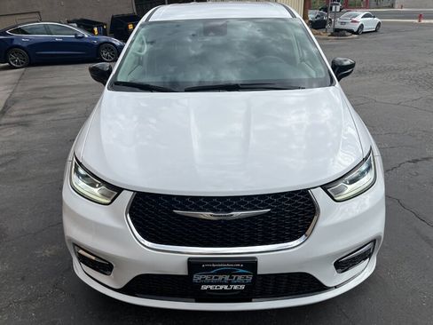 Used 2024 Chrysler Pacifica Touring-L FWD image 19