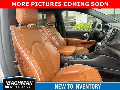 Used 2025 Chrysler Pacifica Pinnacle image 4