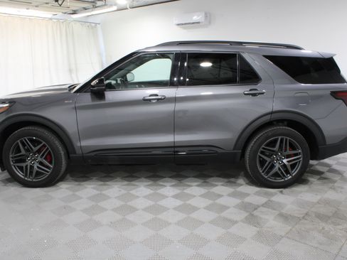 Used 2025 Ford Explorer ST-Line w/ ST-Line Street Pack AWD/4WD image 33