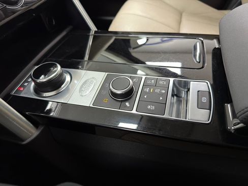 Used 2017 Land Rover Discovery HSE image 24