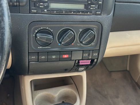 Used 2002 Volkswagen Cabrio GLS FWD image 39