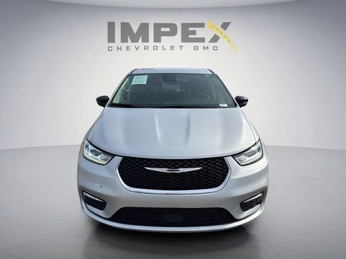 Used 2024 Chrysler Pacifica Touring-L FWD image 8
