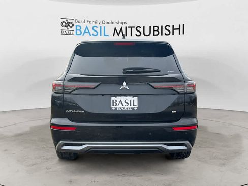 New 2025 Mitsubishi Outlander SE image 4