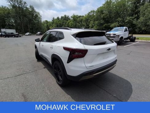 Used 2025 Chevrolet Trax ACTIV w/ Sunroof Package FWD image 3