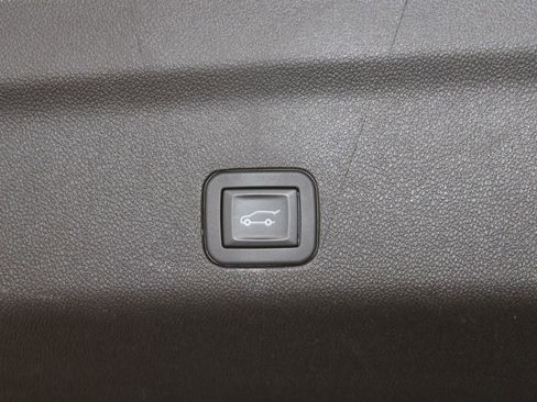 Used 2025 GMC Yukon XL Denali AWD/4WD image 16