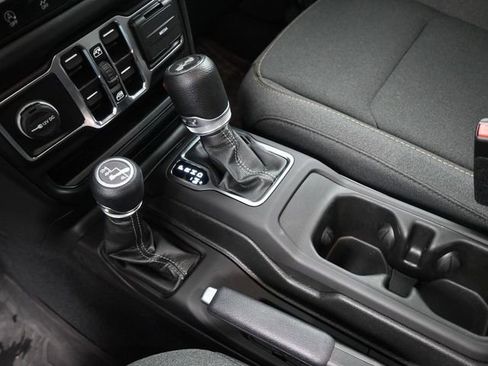 Used 2024 Jeep Wrangler Unlimited Sahara w/ Technology Group AWD/4WD image 4