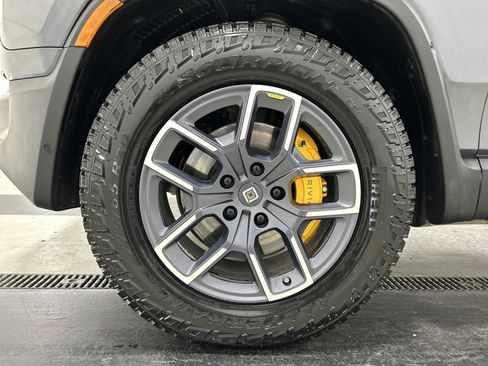 Used 2023 Rivian R1S Launch Edition image 9