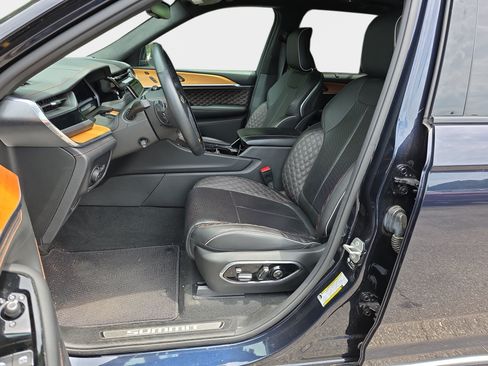 Used 2023 Jeep Grand Cherokee Summit AWD/4WD image 5