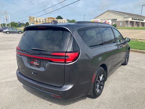 Used 2021 Chrysler Pacifica Touring w/ S Appearance Package FWD image 7