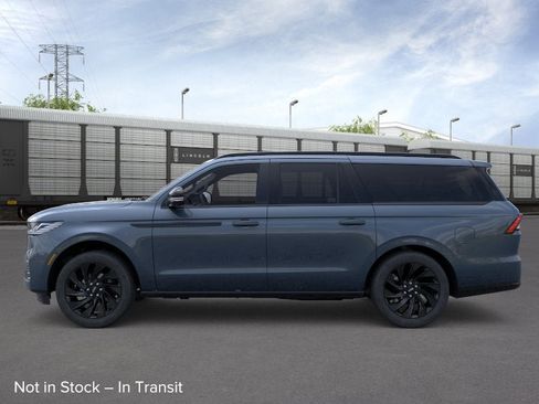 New 2026 Lincoln Navigator L Reserve AWD/4WD image 3