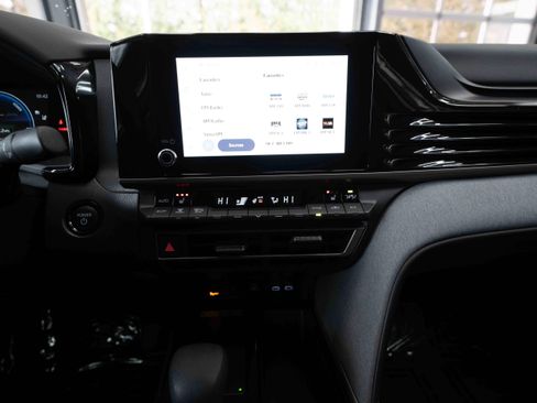 Used 2025 Toyota Camry LE w/ Convenience Package image 17