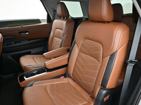 Used 2023 Nissan Pathfinder Platinum image 45