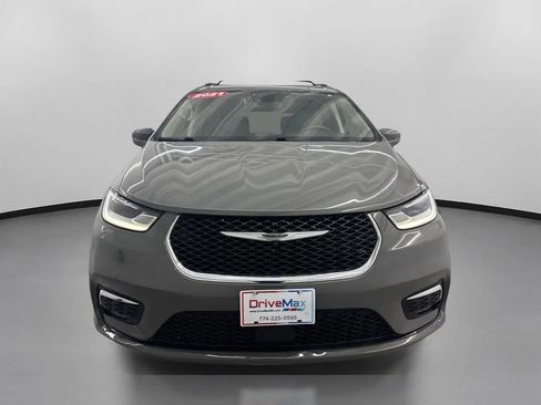 Used 2021 Chrysler Pacifica Touring-L image 2