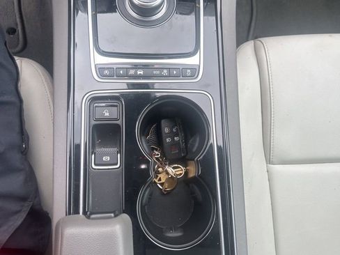 Used 2017 Jaguar XE RWD image 18