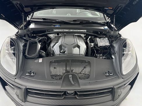 Certified 2026 Porsche Macan AWD/4WD image 32