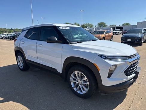Used 2025 Chevrolet TrailBlazer LS w/ LS Convenience Package FWD image 1