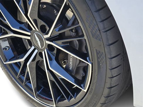 Used 2022 Aston Martin V8 Vantage Coupe image 14