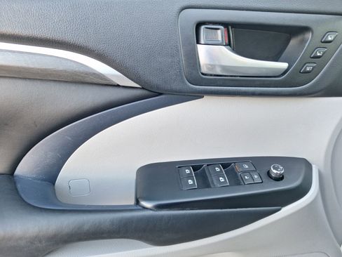 Used 2018 Toyota Highlander Limited image 17