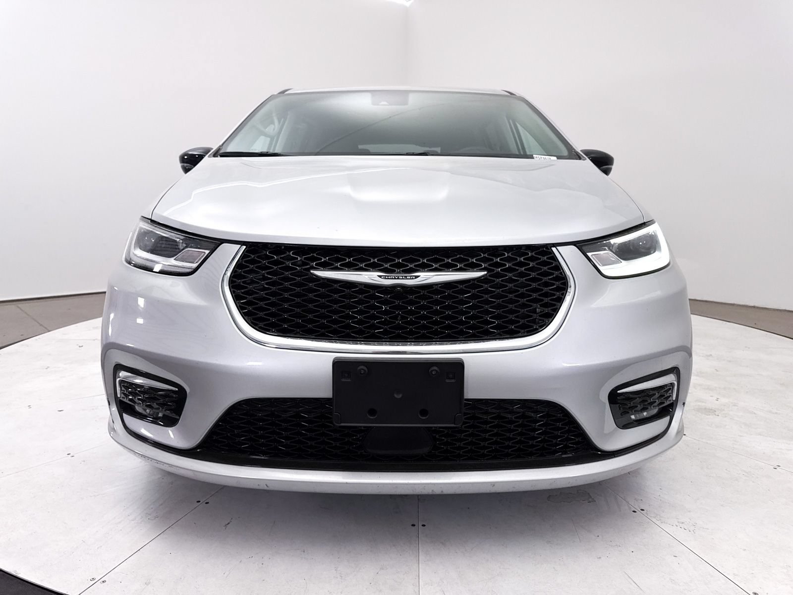 Used 2024 Chrysler Pacifica Touring-L FWD image 11