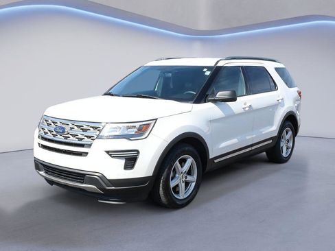 Used 2018 Ford Explorer XLT FWD image 2