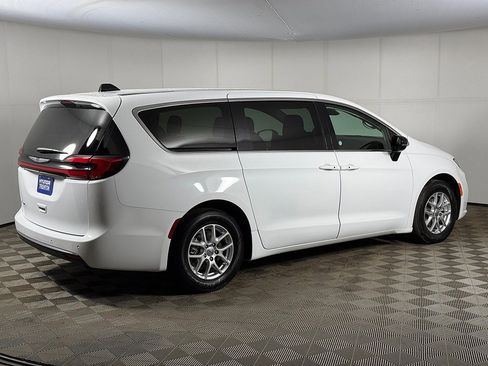Used 2024 Chrysler Pacifica Touring-L image 11