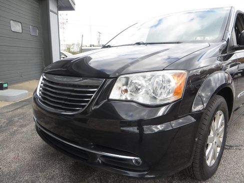 Used 2015 Chrysler Town & Country Touring w/ Driver Convenience Group image 44