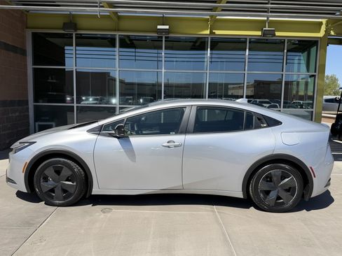 Used 2025 Toyota Prius Plug-In Hybrid FWD image 7