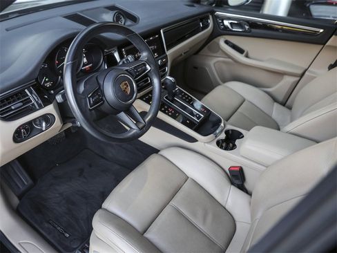 Certified 2022 Porsche Macan image 4