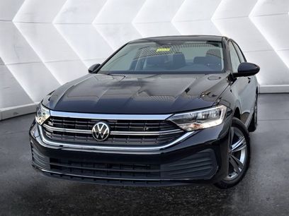 Used 2023 Volkswagen Jetta SE w/ Panoramic Sunroof Package