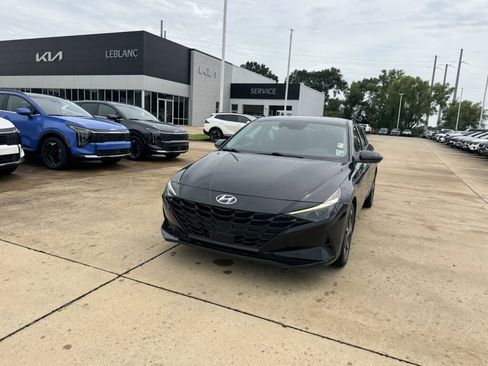 Used 2023 Hyundai Elantra SEL w/ Convenience Package FWD image 5