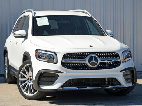 Used 2021 Mercedes-Benz GLB 250 4MATIC image 2