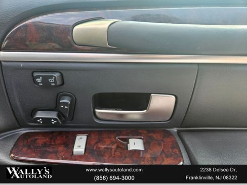 Used 2011 Lincoln Town Car Signature L image 21