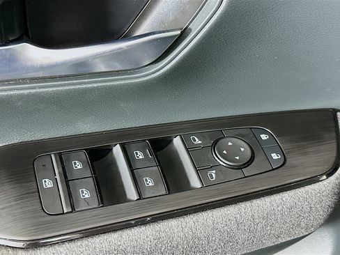 Used 2025 Nissan Kicks SV FWD image 15