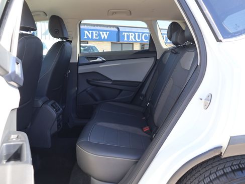 Used 2024 Volkswagen Taos SE image 29