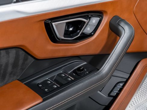 Used 2022 Lamborghini Urus AWD/4WD image 10