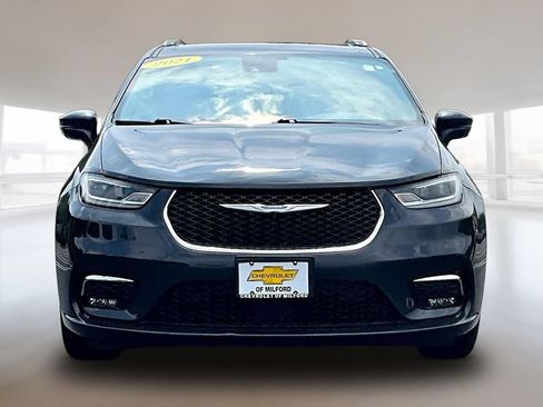 Used 2021 Chrysler Pacifica Touring-L FWD image 2