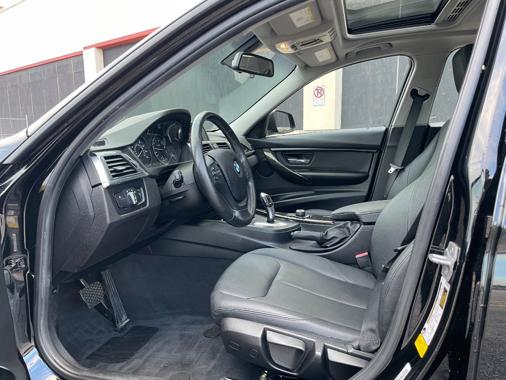 Used 2016 BMW 320i Sedan RWD image 3