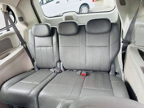 Used 2008 Chrysler Town & Country Touring FWD image 32