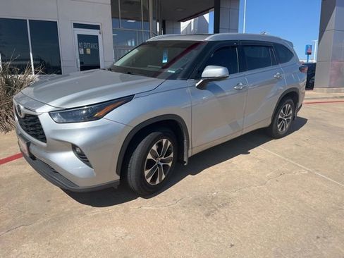 Used 2022 Toyota Highlander XLE image 2